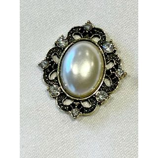 30mm Oval Pearl & Diamante Stud